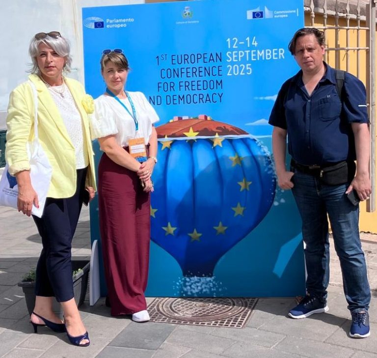Lara,Tania, Oleksandr + locandina