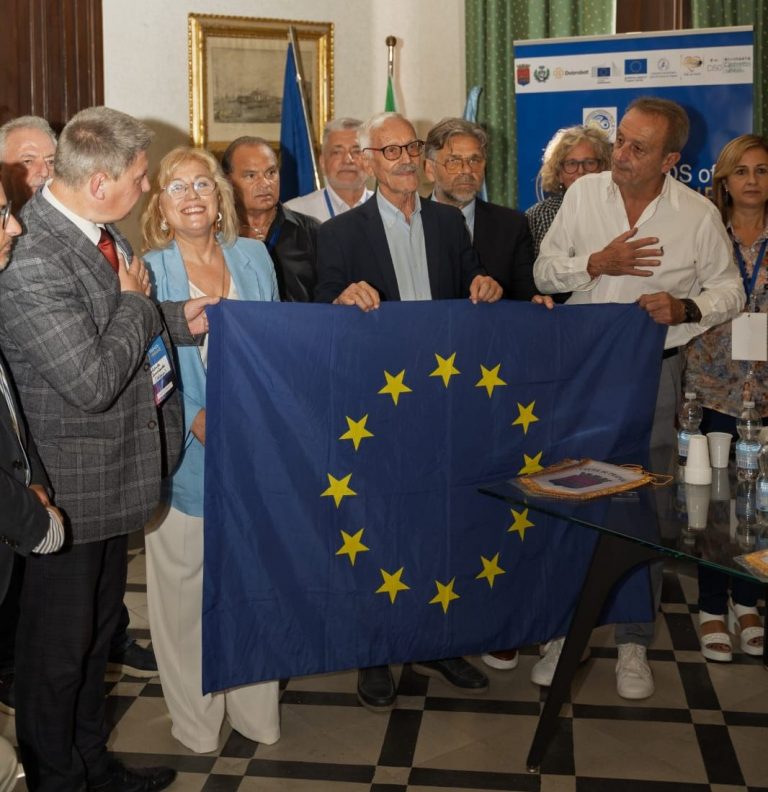 due sindaci con la bandiera UE a Trapani