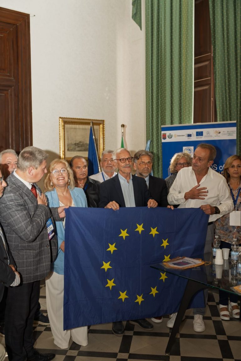 due sindaci con la bandiera UE a Trapani